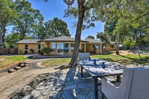 Luxe Auburn Hideaway With Tennis Court And Views!