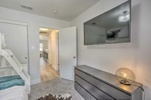 Stylish Bakersfield Getaway With Pool Table!