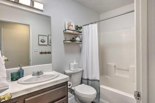 Stylish Bakersfield Getaway With Pool Table!
