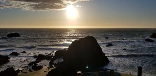 Seamist Beach Cottage, Private Beach & Ocean Views