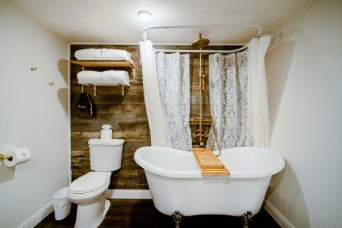 Old Hollywood Lodge-pets, Hottub-sauna, Speakeasy!