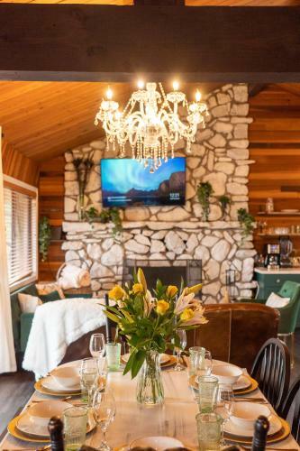 Old Hollywood Lodge-pets, Hottub-sauna, Speakeasy!