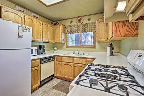 Homely Pet-friendly Abode, 3 Mi To Skiing!