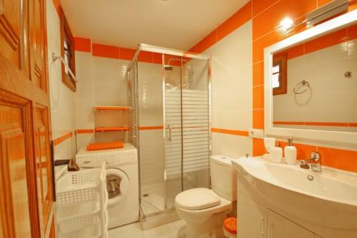 Two Bedroom Apartment In Beachfront Complex With Pool In Playa de Las Am�ricas.
