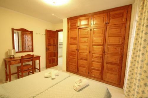 Two Bedroom Apartment In Beachfront Complex With Pool In Playa de Las Am�ricas.
