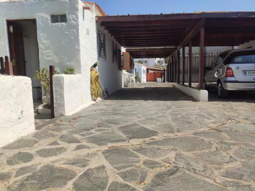 2 Bedroom Bungalow Next Yumbo Center. Free Parking