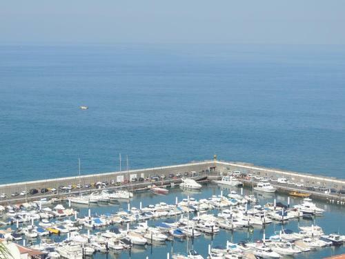 Apartamento Romantic Retreat With Marine View