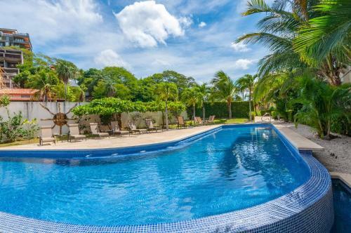 2-bedroom Ocean-view Condo In Flamingo With Pool