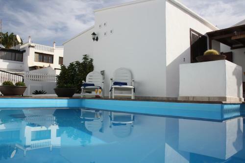 Villa Corona Roses