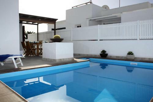 Villa Corona Roses
