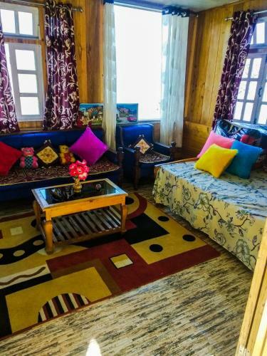 Solitude In Himalayas, Cottage