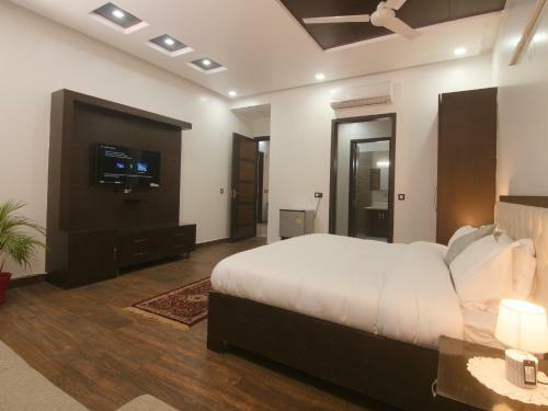 Spacious, Aesthetically Designed 3-br Apartment - 3 Mins Walk From City Center