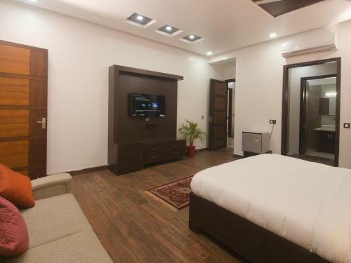 Spacious, Aesthetically Designed 3-br Apartment - 3 Mins Walk From City Center