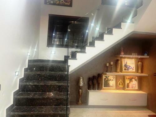 Lodge Yt Mansion