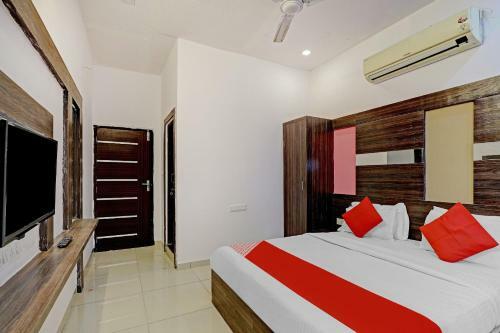 Oyo 81170 Hotel Sky Inn