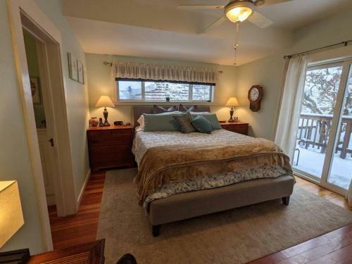 River Oak Retreat - Upper Sacramento Riverfront!