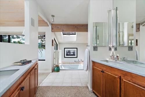 The Point! Spectacular Lake Views 5 Suites!
