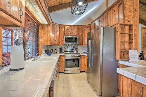 Luxe Escape With Decks, Mtn Views, Game Room!
