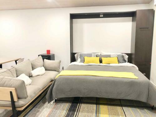 Modern, Secluded Retreat - Walk To The Plaza!