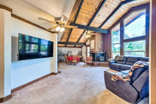 Cabin Less Than Half Mi To Pine Mountain Lake Marina!