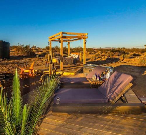 Jthavn - Joshua Tree Remote Airstream Swing Bed Stargazing!