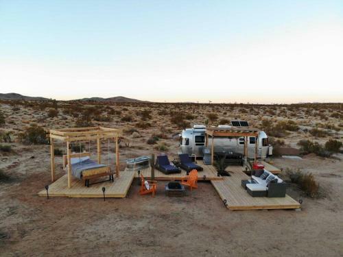 Jthavn - Joshua Tree Remote Airstream Swing Bed Stargazing!