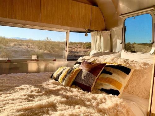 Jthavn - Joshua Tree Remote Airstream Swing Bed Stargazing!