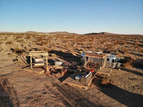 Jthavn - Joshua Tree Remote Airstream Swing Bed Stargazing!