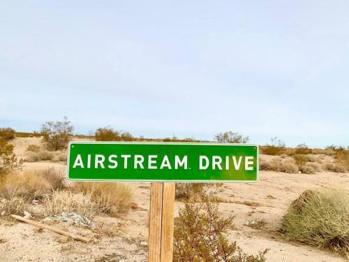 Jthavn - Joshua Tree Remote Airstream Swing Bed Stargazing!
