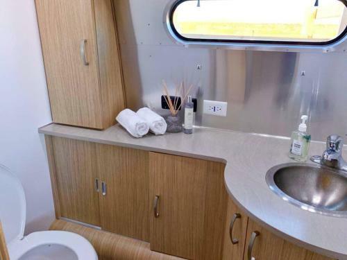 Jthavn - Joshua Tree Remote Airstream Swing Bed Stargazing!