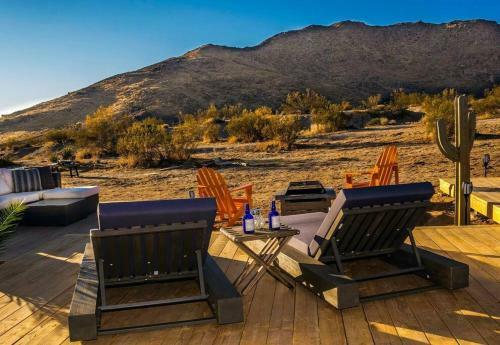 Jthavn - Joshua Tree Remote Airstream Swing Bed Stargazing!