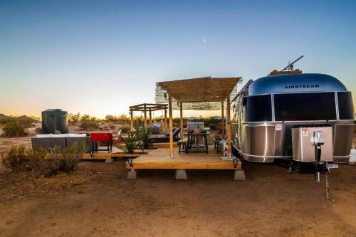 Jthavn - Joshua Tree Remote Airstream Swing Bed Stargazing!