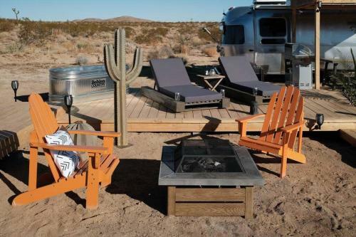 Jthavn - Joshua Tree Remote Airstream Swing Bed Stargazing!
