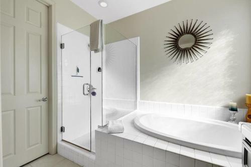 Cheerful 2 Bedroom Home In A Quiet Gated Community