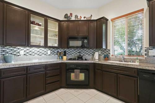 Cheerful 2 Bedroom Home In A Quiet Gated Community