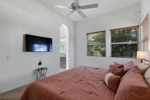 Cheerful 2 Bedroom Home In A Quiet Gated Community