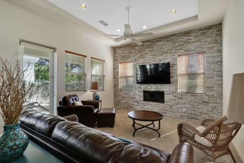 Cheerful 2 Bedroom Home In A Quiet Gated Community