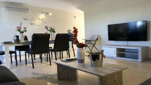 Excepcional Chalet Adosado de Lujo "vente Al Para�so"