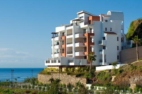 Amplio Apartamento de 2 Dormitorios Vista Mar Lateral