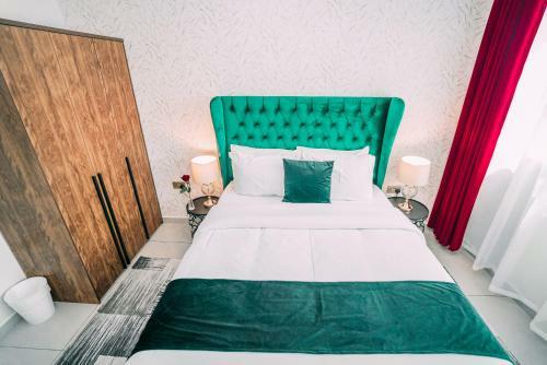 A C Pearl Holiday Homes - Marvelous Marina Apartment