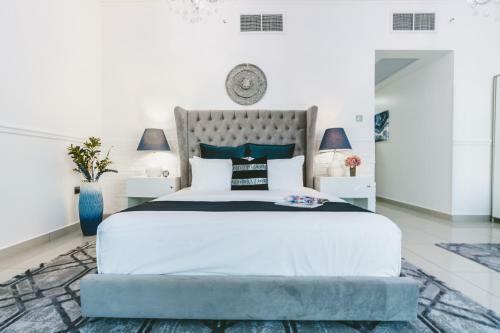 A C Pearl Holiday Homes - Pristine Marina View Apartment