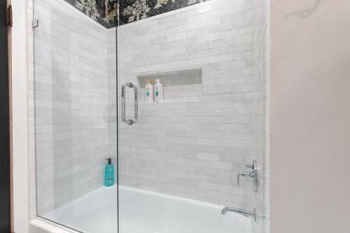 Red Door Retreat- Executive, Luxury, Historic