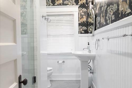 Red Door Retreat- Executive, Luxury, Historic