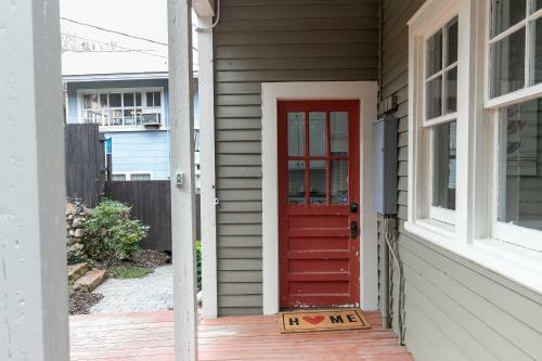 Red Door Retreat- Executive, Luxury, Historic