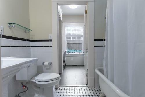 Red Door Retreat- Executive, Luxury, Historic