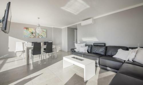 R13 Beachfront Apartment Segur