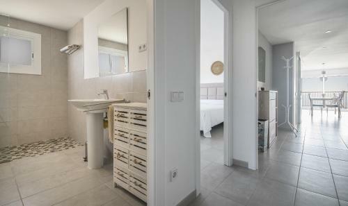 R13 Beachfront Apartment Segur