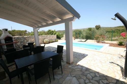 House Sakarun With Swimming Pool