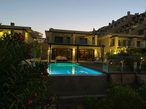 Mediterranean First Line Beach Luxury Villa With Private Pool In Alicante