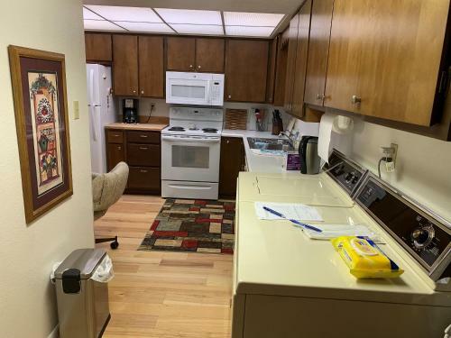 Spacious 2bed/2bath Apartment Is Mesa, Az - 55+ Community
